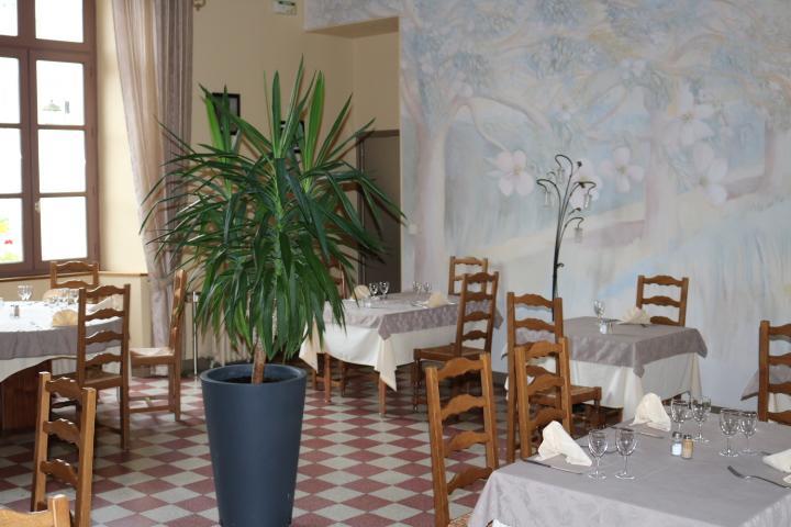 Logis Le Port Saint Aubin Hotel Morannes sur Sarthe-Daumeray ภายนอก รูปภาพ