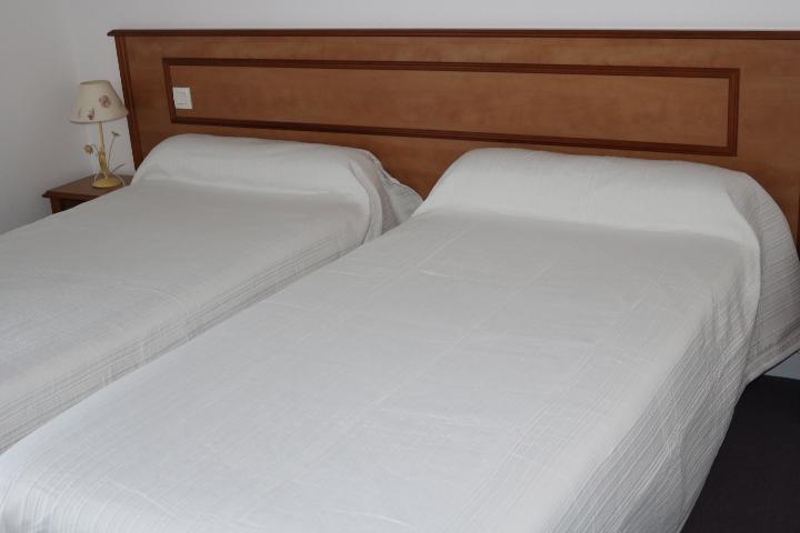 Logis Le Port Saint Aubin Hotel Morannes sur Sarthe-Daumeray ภายนอก รูปภาพ