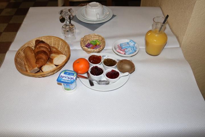 Logis Le Port Saint Aubin Hotel Morannes sur Sarthe-Daumeray ภายนอก รูปภาพ