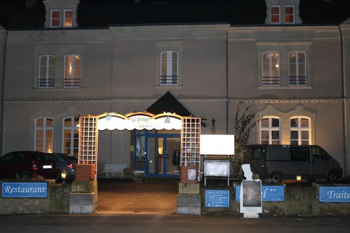 Logis Le Port Saint Aubin Hotel Morannes sur Sarthe-Daumeray ภายนอก รูปภาพ