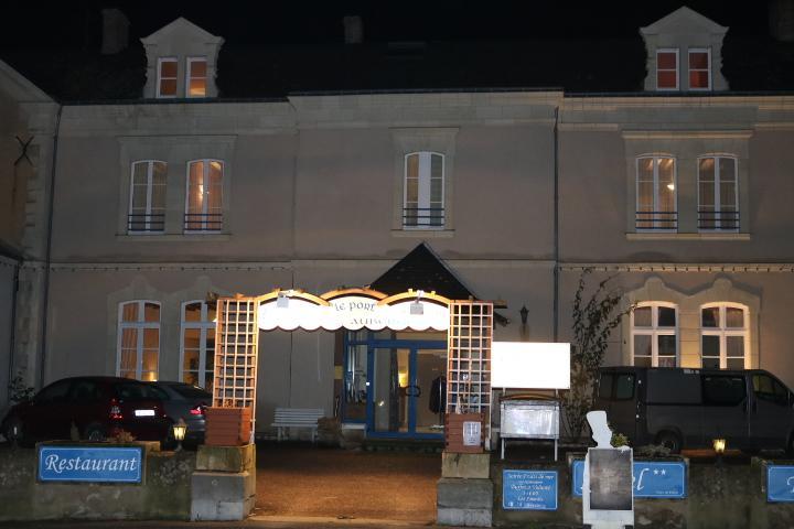 Logis Le Port Saint Aubin Hotel Morannes sur Sarthe-Daumeray ภายนอก รูปภาพ